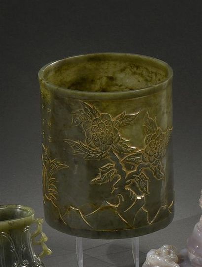 CHINE - Vers 1900 Bitong, pot à pinceaux en jade vert épinard à décor d'arbres en...