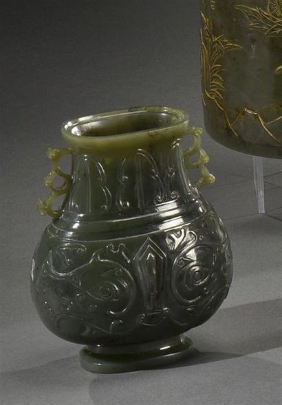CHINE - Vers 1900 Petit pot à deux anses en jade vert épinard, à motifs gravés de...