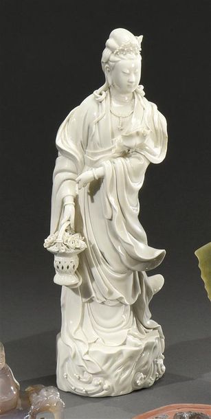 CHINE - Vers 1900 Guanyin au panier de fleurs, sujet en blanc de Chine
H. 31 cm
Accident...