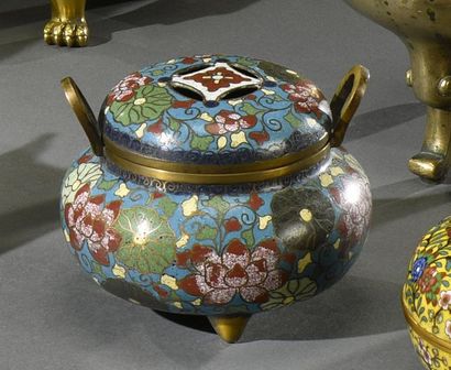 CHINE - Vers 1900 Brûle-parfum tripode à deux anses en bronze cloisonné, à décor...