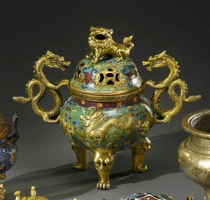 CHINE - XXe siècle Brûle-parfum couvert tripode en bronze doré et cloisonné, à décor...