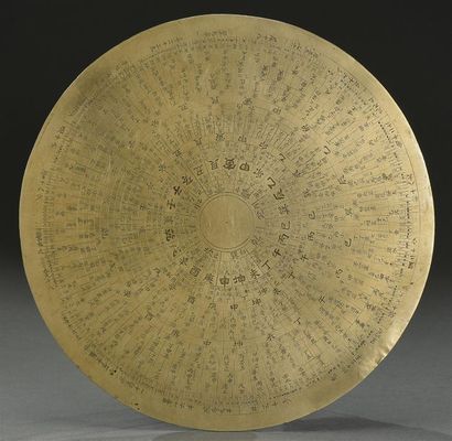 CHINE - Vers 1800 Grand disque portatif en bronze formant calendrier perpétuel, à...