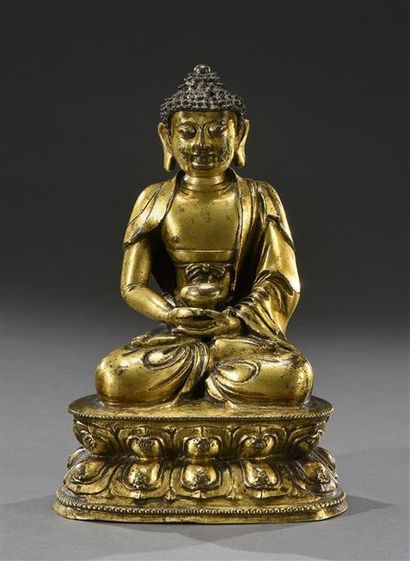 CHINE - XVIe siècle Bouddha shaka nyorai en bronze à très belle patine dorée, assis...