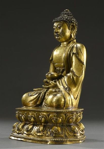 CHINE - XVIe siècle Bouddha shaka nyorai en bronze à très belle patine dorée, assis...