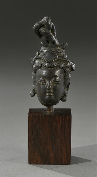 CHINE - Époque MING (1368-1664) Tête de Guanyin en bronze à patine rouge
XVIIe siècle
H....