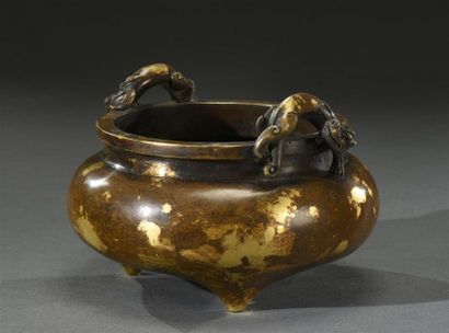 CHINE - XVIIe siècle Brûle encens tripode en bronze patiné tacheté de feuilles d'or...