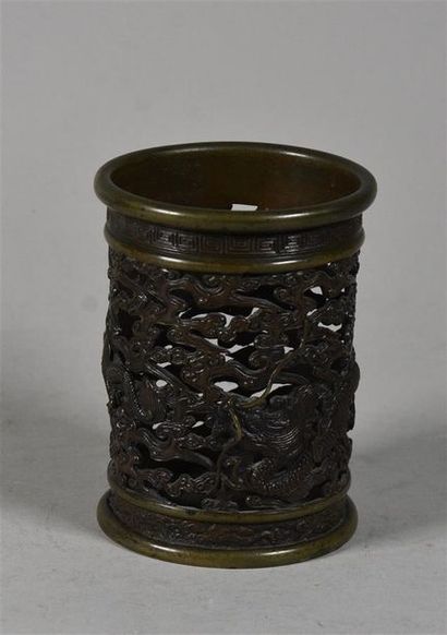 CHINE - XVIIIe siècle Bitong, pot à pinceaux en bronze patiné finement ciselé et...