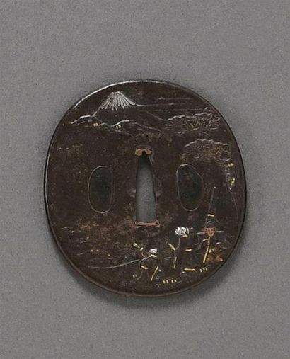 JAPON, époque Edo (1603-1868) Tsuba tetsu nagamaru-gata à décor en relief et incrusté...