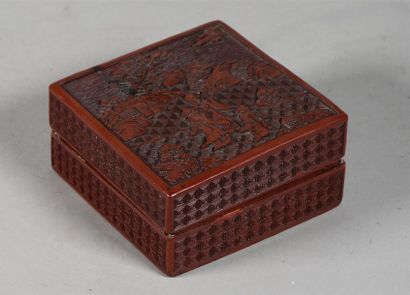 CHINE - XVIIIe siècle Boite carrée en cinabre rouge, le couvercle à décor de personnages...