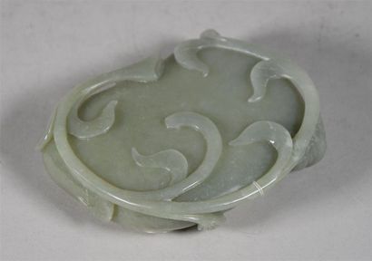 CHINE - Vers 1800 Grand rince-pinceaux en jade céladonné en forme de feuille de lotus,...