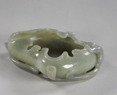 CHINE - Vers 1800 Grand rince-pinceaux en jade céladonné en forme de feuille de lotus,...