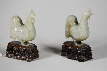 CHINE - Vers 1800 Paire de coqs en jade céladonné, leurs plumes finement gravées
Sur...