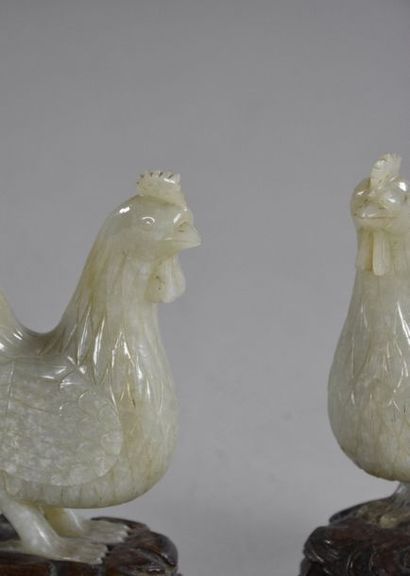 CHINE - Vers 1800 Paire de coqs en jade céladonné, leurs plumes finement gravées
Sur...