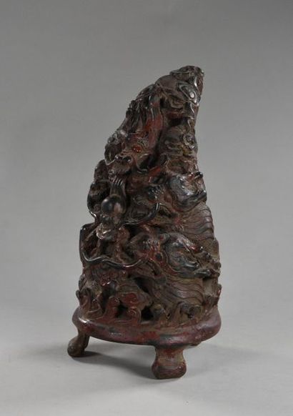 CHINE - XIXe siècle Sculpture tripode en bambou laqué rouge et noir, en forme de...