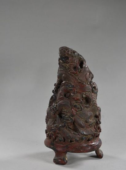 CHINE - XIXe siècle Sculpture tripode en bambou laqué rouge et noir, en forme de...