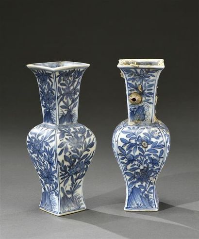 CHINE - Fin du XVIIIe siècle Paire de petits vases balustre de forme quadrangulaire...