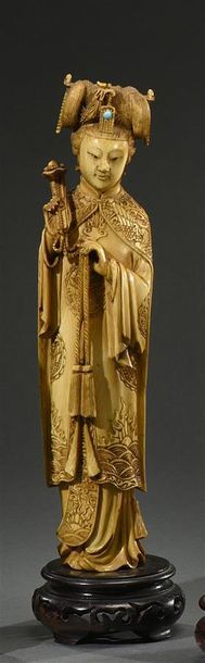 CHINE, Canton - Vers 1900 Sujet en ivoire finement sculpté représentant une impératrice...