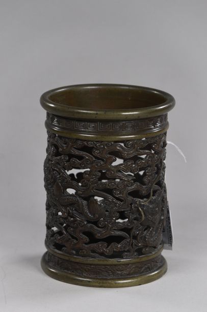 CHINE - XVIIIe siècle Bitong, pot à pinceaux en bronze patiné finement ciselé et...
