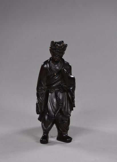 CHINE - Début du XIXe siècle Homme tenant un rat, sujet en bois noble à la façon...