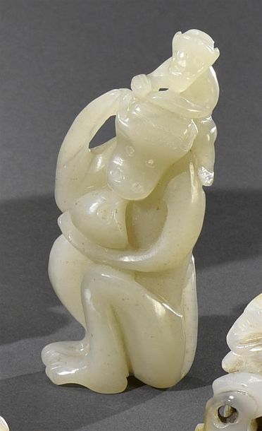 CHINE - XIXe siècle Groupe en jade sculpté représentant un singe tenant une grenade,...