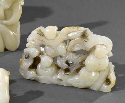 CHINE - XVIIIe siècle Groupe en jade sculpté céladonné et légèrement rouillé, à sujet...