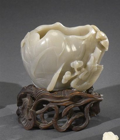 CHINE - Fin du XVIIIe siècle Rince-pinceaux en jade, en forme de fleur de lotus ornée...