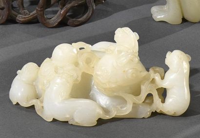 CHINE - Vers 1900 Groupe en jade blanc représentant un chien de Fô et ses quatre...