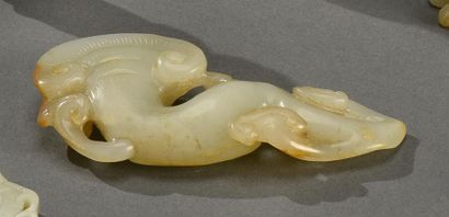 CHINE - XIXe siècle Amulette en jade légèrement rouillé, à sujet d'un champignon...