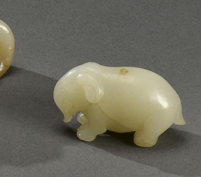 CHINE - fin du XIXe siècle Petit éléphanteau en jade
L. 5 cm
Percé d'un trou