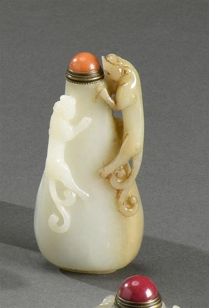 CHINE - XIXe siècle Petite tabatière en jade blanc légèrement rouillé, de forme bouteille...