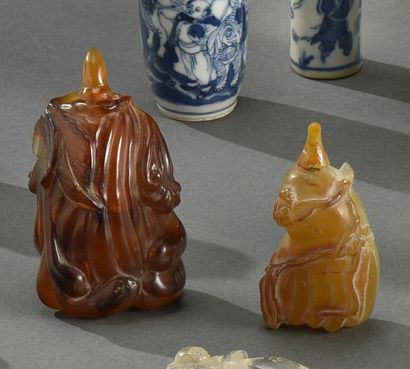 CHINE - XIXe siècle Lot de deux tabatières en agate à forme de fruits stylisés
H....