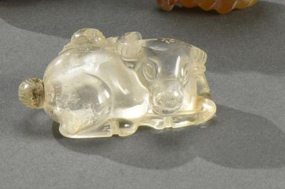 CHINE - XIXe siècle Petite tabatiere en cristal de roche sculpté, à sujet d'un enfant...