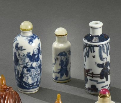 CHINE - XIXe siècle Lot de trois tabatières en porcelaine à décor bleu et blanc:
-...
