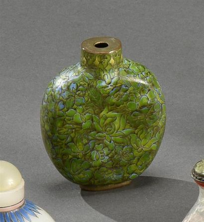 CHINE - Vers 1900 Tabatière en émaux cloisonnés, à décor végétal vert
H. 7 cm
Manque...