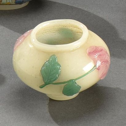 CHINE - Vers 1900 Petit vase en verre de Pékin à l'imitation du jade blanc, à application...