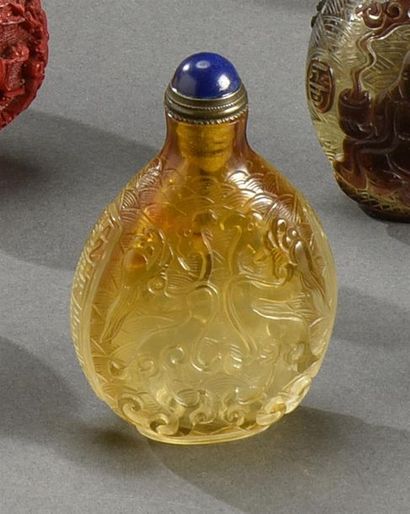 CHINE - Vers 1900 Tabatière en verre jaune champagne satiné, à décor de deux phénix...