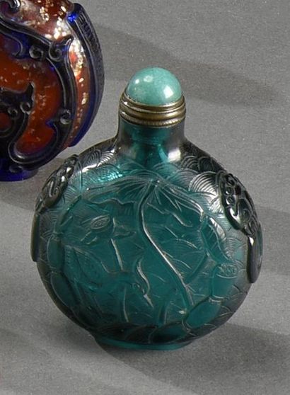 CHINE - Vers 1900 Petite tabatière en verre bleu satiné de Pékin, à scène d'un oiseau...