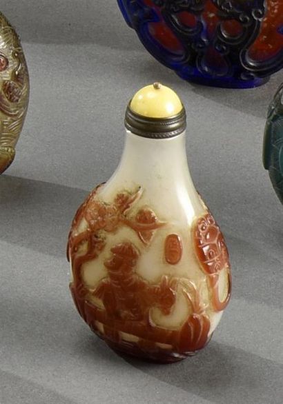 CHINE - Vers 1900 Tabatière en verre de Pékin à l'imitation de l'agate, à décor de...