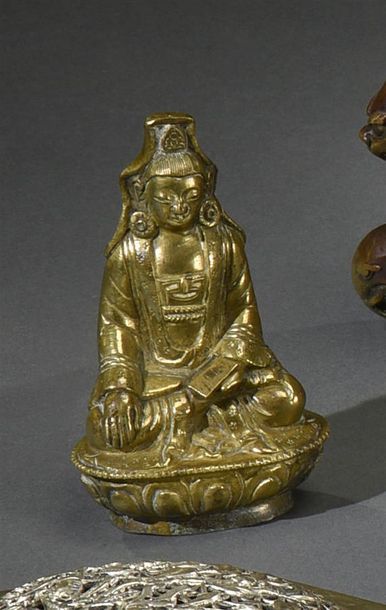 CHINE - fin du XIXe siècle Petite Guanyin assise en bronze, tenant un livre d'enseignement...