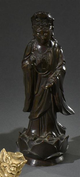 CHINE - Période TRANSITION Guanyin en bronze à patine brune, le socle en forme de...