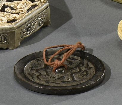 CHINE - Début d'époque MING (1368-1644) Miroir circulaire en bronze patiné à décor...