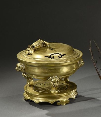 JAPON - Epoque MEIJI (1868-1912) Brule-parfum tripode en bronze doré, les pieds et...