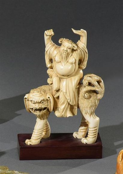 CHINE - Début du XIXe siècle Sujet en ivoire représentant un dieu du bonheur assis...