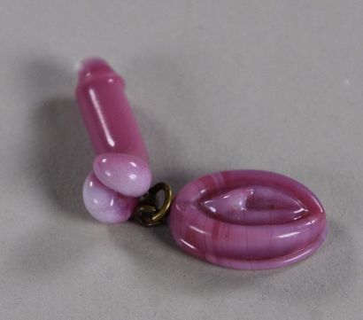 CHINE - Vers 1900 Petite amulette érotique en verre rose de Pékin
H. 2,5 et 1,8 cm...