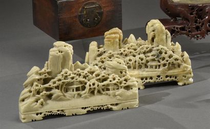 CHINE - XXe siècle Paire de montagnes sacrées en stéatite sculptée
H. 12 cm - L....