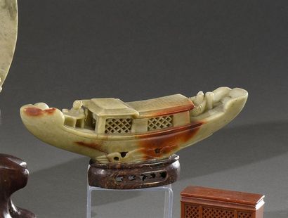 CHINE - XXe siècle Barque en stéatite sculptée
H. 8 cm - L. 21 cm