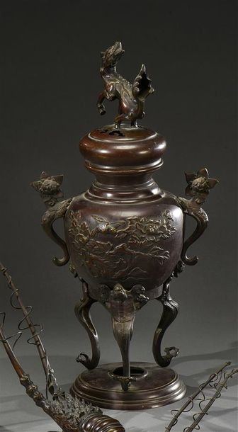 JAPON - Epoque MEIJI (1868-1912) Brûle-parfum tripode à deux anses en bronze patiné,...