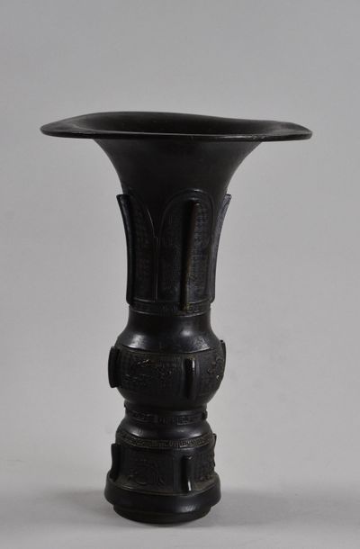 CHINE - Début du XIXe siècle Vase Gu en bronze patiné
H. 28,5 cm
Manque la base
