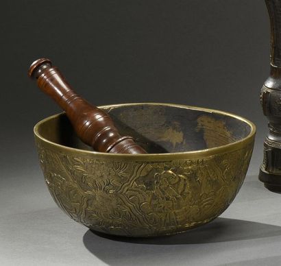 CHINE - XIXe siècle Petit gong en bronze à décor ciselé de guerriers
Signature apocryphe...