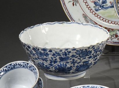 CHINE - Époque Xanghi (1662-1722) Bol en porcelaine à décor floral en bleu et blanc,...